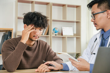 Doctor speaking to the patient in clinic.