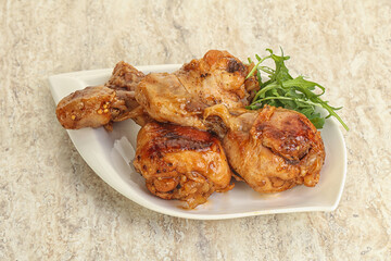 Roasted chicken leg with rucola