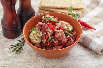 Tuna salad with bean and tomato