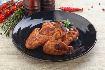 Roasted chicken wings with spicy sauce