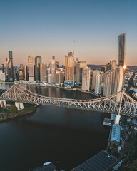 Sunrise view of the Story Bridge in Brisbane - obrazy, fototapety, plakaty