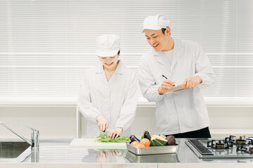 食品工場で働く男女の調理員（分析・検査）
