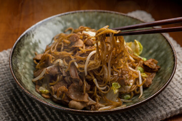 ソース焼きそばを箸で持ち上げる