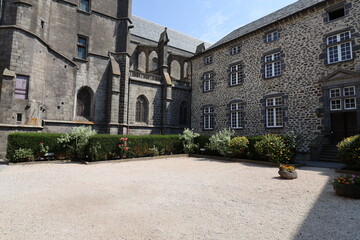 Fototapeta na wymiar Maison typique du Cantal, vue de l'extérieur, ville de Saint Flour, département du Cantal, France