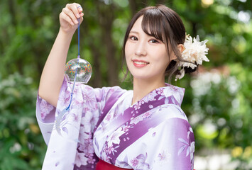 風鈴と浴衣の女性