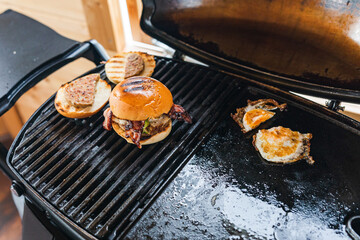 BBQコンロで作るハンバーガー朝食【高滝湖グランピングリゾート】