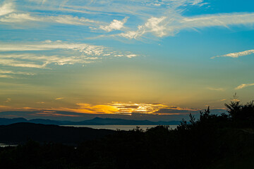Fototapeta premium 加太休暇村から見る淡路島に沈む夕日 