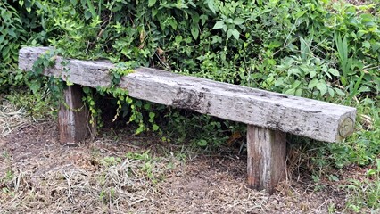 Fototapeta premium 枕木のベンチ 椅子 イス