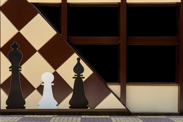 The design of the house in the form of a chessboard with chess pieces