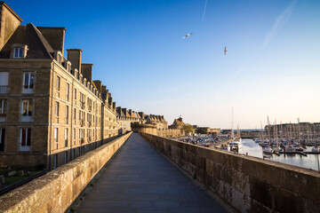 Fototapeta na wymiar Fortified walls and city of Saint-Malo, Brittany, France