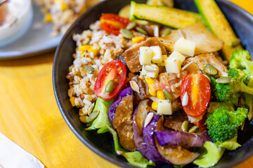 Quinoa oak and vegetable salad bowl
