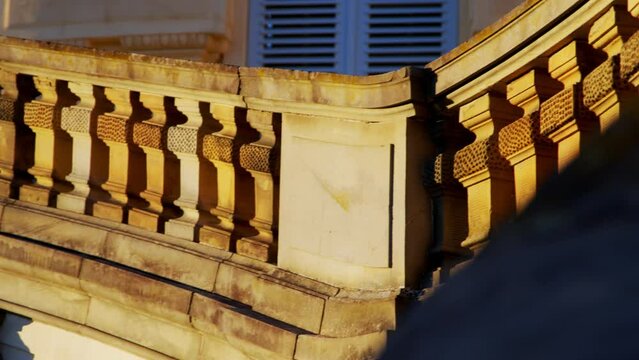 Schloss Solitude Stuttgart Schwenk &uuml;ber das Steingel&auml;nder vor der Fassade