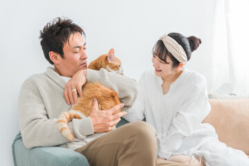 Obraz na płótnie Canvas 家で猫を飼うカップル・夫婦（飼い主） 