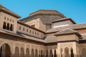 Arquitectura de arte nazarí en el patio de los leones de la Alhambra de Granada, España