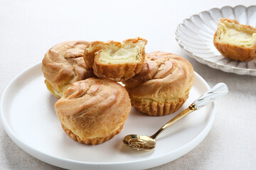 Vanilla Soes Cakes ( Sus Vla ), A traditional French choux dough filled with custard.
