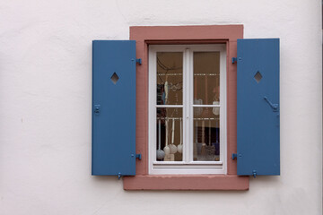 Fototapeta premium Fenster mit blauen Fensterläden und Küchenutensilien
