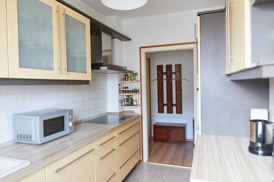 Aufgeräumte, kleine, saubere Küche in Mietwohnung