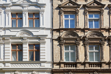 Alte und neue Altbau Fassade nach Renovierung im Vergleich
