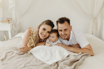 Obraz na płótnie Canvas happy family having fun in bed, portrait happy family.