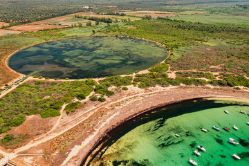 Bacino di Torre Colimena, Puglia, Salento, Taranto visto dal drone in estate