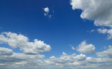 Obraz premium beautiful blue sky with clouds on bright sunny day for abstract background