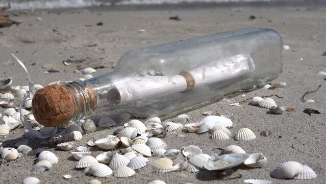Flaschenpost an der Ostseeküste