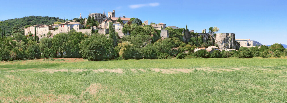Village médiéval de Viviers-sur-Rhône dans le département de l' Ardèche. France.