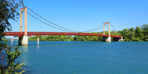 Vieux pont suspendu à tablier métallique sur le Rhône à Viviers . France