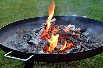 Grillfeuer in einer Feuerschale