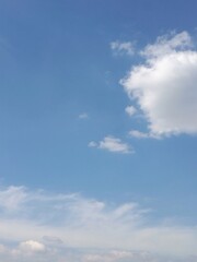 Fototapeta na wymiar White clouds float in the blue sky.