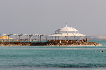 Obraz premium Canopy from the scorching sun on the seashore.