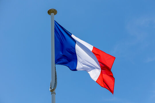 drapeau français dans le vent