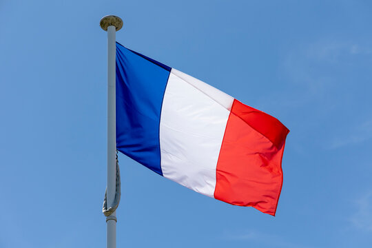 drapeau français dans le vent