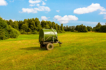 Mobile water tank for watering grazing cattle in a pasture