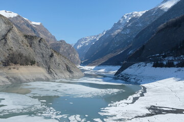 Le barrage de chambon en isère  les deux alpes en hiver