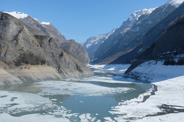 Le barrage de chambon en isère  les deux alpes en hiver