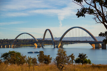 Paisagem do Lago Paranoá e Ponte Juscelino Kubitschek em Brasília.