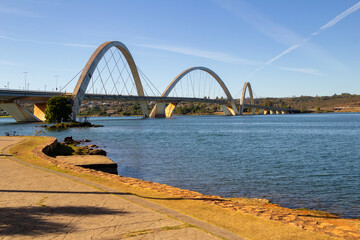 Paisagem do Lago Paranoá e Ponte Juscelino Kubitschek em Brasília.