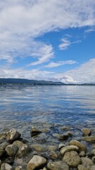Seeufer Sommer am Bodensee mit Steinen im Wasser 