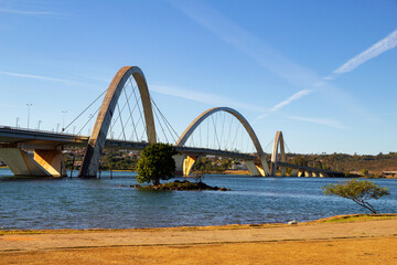Fototapeta na wymiar Paisagem do Lago Paranoá e Ponte Juscelino Kubitschek em Brasília.