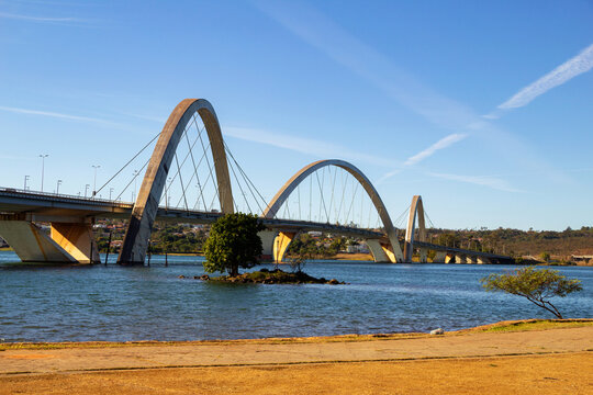 Paisagem do Lago Parano&aacute; e Ponte Juscelino Kubitschek em Bras&iacute;lia.