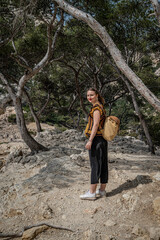 Naklejka premium junge Frau mit Rucksack in Nationalpark (Parc national des Calanques)