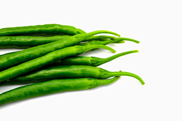 白背景の青唐辛子　コピースペースあり Green chili peppers (chile verde) on white background with copy space