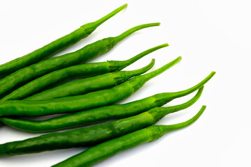 白背景の青唐辛子　コピースペースあり Green chili peppers on white background with copy space	