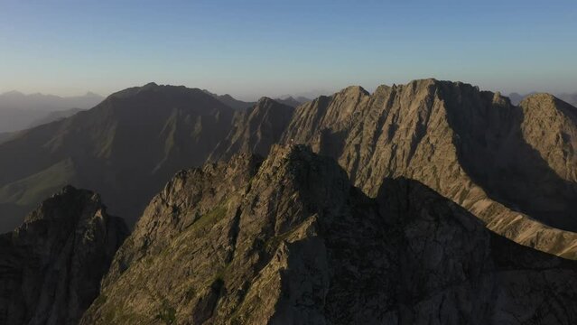 Drohenflug im Wandergebiet Meran 2000. Drohne bei Sonnenuntergang am Infinger mit Blick auf das Gipfelkreuz. Sarntaler Alpen 1