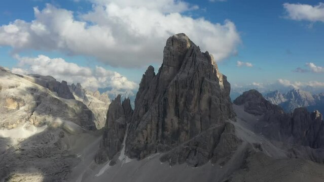 Drohnenflug in Richtung Zw&ouml;lferkofel ( Croda dei Toni) in den Dolomiten. Gewaltige Kulisse. Wundersch&ouml;ne Bergformation