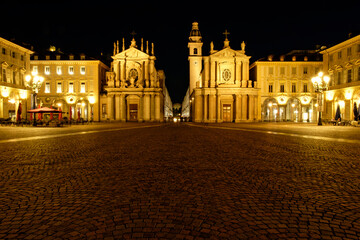 Fototapeta na wymiar La nuit, place San Carlo à Turin