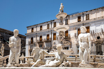 Estatuas griegas y romanas:  :Fontana Pretoria en la 
Piazza Pretoria (Palermo). tambien llamada...
