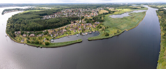 historischer Alter Hafen Gothmund, Wohnhäuser mit Reetdach Häusern, Blick über die Trave, Dänischburg, Lübeck, Schleswig Holstein, Deutschland