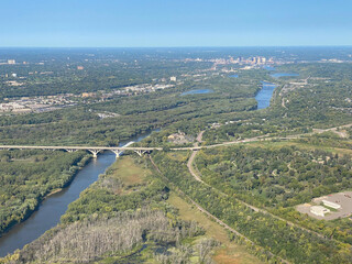 Obraz premium Aerial view of the city of st paul minnesota and mississippi river from the air plane